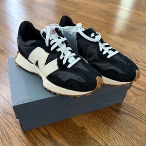 New Balance327 Women’s Sneakers. NIB. Size US8